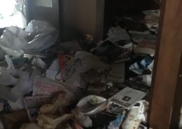 埼玉県志木市（3K）２階建て｜壮絶！ごみ屋敷片付け 初日は「明かりと通路確保」by便利屋ハッピー